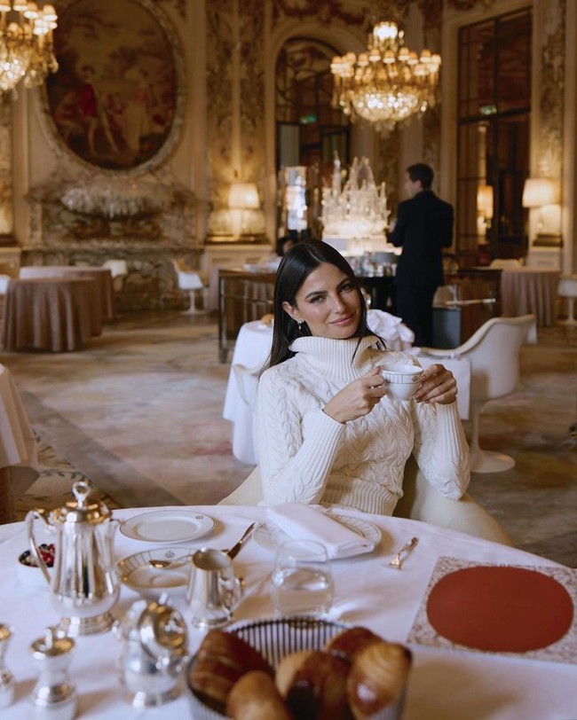 Wanita 33 tahun itu mengakui jika tumbuh di lingkungan pembalap membuatnya belajar banyak soal meraih impian dengan dedikasi, disiplin, dan kerja keras. Tapi ia memilih untuk bekerja sebagai PR. Foto: Instagram