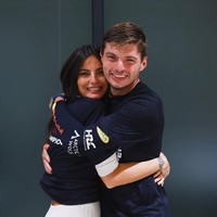 Selain harus menerima hujatan dari penggemar, sebagai pacar pembalap Kelly juga harus menghadapi ketakutan akan keselamatan Verstappen. Tentunya perasaannya campur aduk. Aku selalu sangat senang untuk bisa mendukungnya tapi aku selalu gugup berharap semuanya berjalan lancar dan dia tidak terluka dalam kecelakaan. Bahayanya bukan yang paling aku takutkan tapi setelah dia dua kali mengalami kecelakaan besar tahun ini, aku semakin gugup, kata Kelly. Foto: Instagram