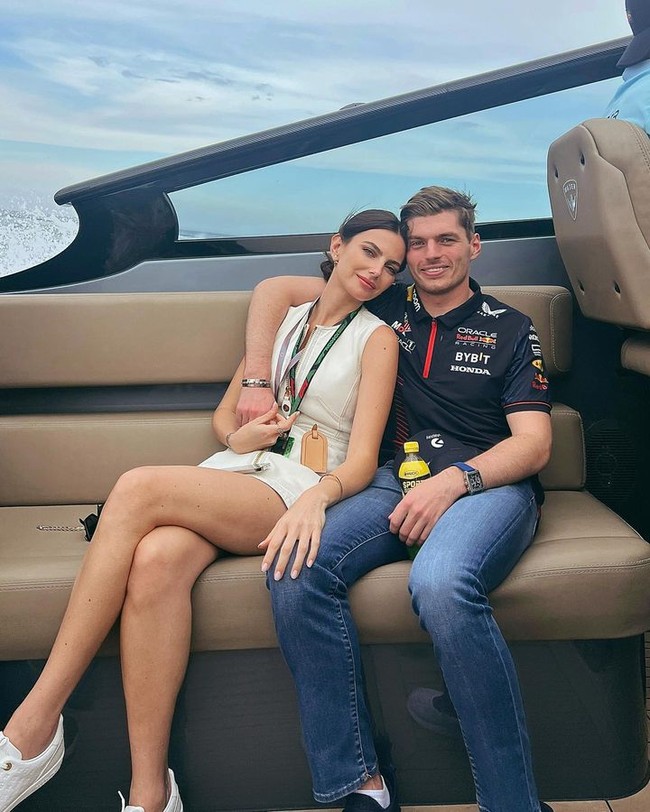 Max Verstappen diperbincangkan karena laga F1 2021 yang kembali penuh drama. Dalam ajang balapan yang digelar di Austin, Texas, AS baru-baru ini, Verstappen disoraki oleh sejumlah fans pelembap lain. Ketika itu, ekspresi wajah pacaranya, Kelly Piquet jadi sorotan. Foto: Instagram