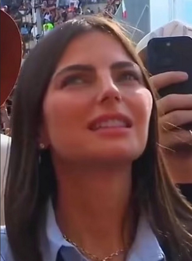 Adalah Kelly Piquet, seorang model asal Brazil yang merupakan anak dari pembalap legendaris, Nelson Piquet. Dalam foto dan video yang beredar, ia menunjukkan ekspreasi wajah yang tidak senang saat pacarnya disoraki. Foto: Instagram