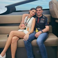 Max Verstappen diperbincangkan karena laga F1 2021 yang kembali penuh drama. Dalam ajang balapan yang digelar di Austin, Texas, AS baru-baru ini, Verstappen disoraki oleh sejumlah fans pelembap lain. Ketika itu, ekspresi wajah pacaranya, Kelly Piquet jadi sorotan. Foto: Instagram