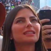 Adalah Kelly Piquet, seorang model asal Brazil yang merupakan anak dari pembalap legendaris, Nelson Piquet. Dalam foto dan video yang beredar, ia menunjukkan ekspreasi wajah yang tidak senang saat pacarnya disoraki. Foto: Instagram