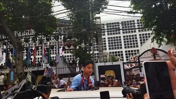 Keluar dari sunroof mobil, Prabowo-Gibran sapa pendukungnya (Kurniawan Fadilah/detikcom)