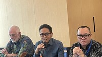 Direktur Program Inovasi untuk Anak Sekolah Indonesia (INOVASI) Mark Heyward bersama Kepala Badan Standar, Kurikulum, dan Asesmen Pendidikan (BSKAP) Anindito Aditomo memberikan pemaparan saat acara Forum Media BSKAP Kementerian Pendidikan, Kebudayaan, Riset, dan Teknologi (Kemendikbudristek) yang berlangsung di Jakarta, Rabu (25/10/). 