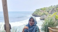 Saat berada di Jogjakarta, Tanty Octavia mampir ke salah satu resto pinggir tebing yang pemandangannya langsung ke laut. Ia memesan kelapa hijau hingga beberapa hidangan nasi. Foto: Instagram @tantyoctavia