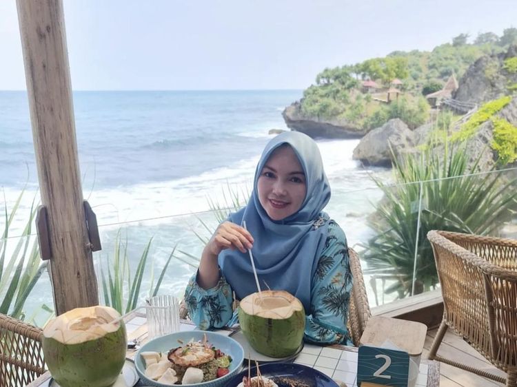 Keseruan Tanty Octavia, Teman Dekat Ferry Irawan Saat Kulineran