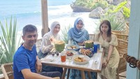 Wanita yang dikabarkan menjadi kekasih baru Ferry Irawan ini ternyata tidak sendirian. Tanty menyambangi Segara bersama keluarga. Foto: Instagram @tantyoctavia