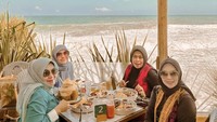 Sepertinya Tanty memang suka makan di restoran pemandangan laut. Masih di Segara, Jogjakarta, ia kali ini ditemani temannya yang lain. Tanty memesan segelas minuman yang tampak seperti jus. Foto: Instagram @tantyoctavia