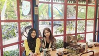 Wanita yang dikabarkan seorang pengusaha itu sempat mengajak anak sulungnya nongkrong seru. Ia dan putrinya makan di La Mare Coffee, Ciputat. Foto: Instagram @tantyoctavia