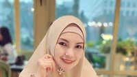 Begini gayanya saat Tanty Octavia makan di restoran Monsieur Spoon. Tanty memesan hidangan yang mirip seperti hot dog dan juga secangkir latte. Foto: Instagram @tantyoctavia
