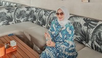 Di sebuah restoran bernama Pavilion, wanita yang sebelumnya juga pernah menikah ini sedang minum segelas kopi nih. Foto: Instagram @tantyoctavia
