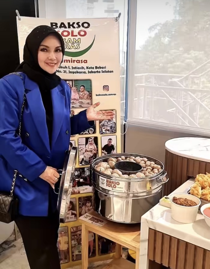 Keseruan Tanty Octavia, Teman Dekat Ferry Irawan Saat Kulineran Keseruan Tanty Octavia, Teman Dekat Ferry Irawan Saat Kulineran