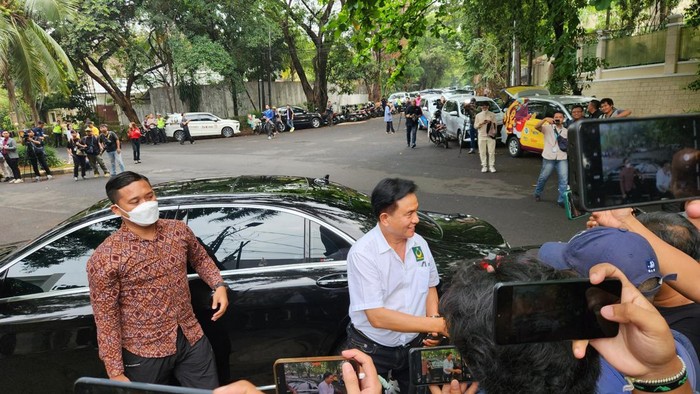 Ketum PBB Yusril Ihza Mahendra tiba di kediaman Prabowo Subianto, Jalan Kertanegra, Jakrta Selatan.