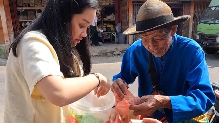 Abah Tuban mencari nafkah dengan berjualan kue apem keliling
