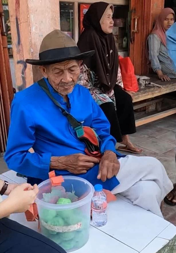 Abah Tuban mencari nafkah dengan berjualan kue apem keliling