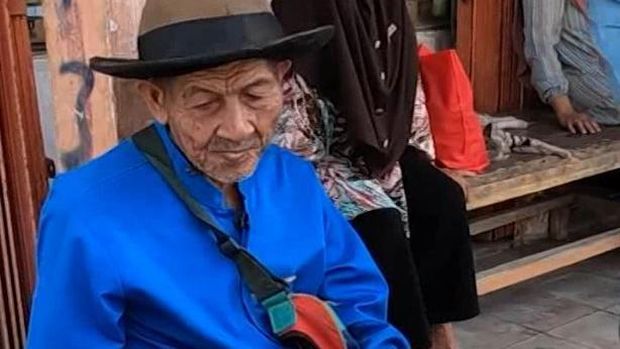 Abah Tuban mencari nafkah dengan berjualan kue apem keliling