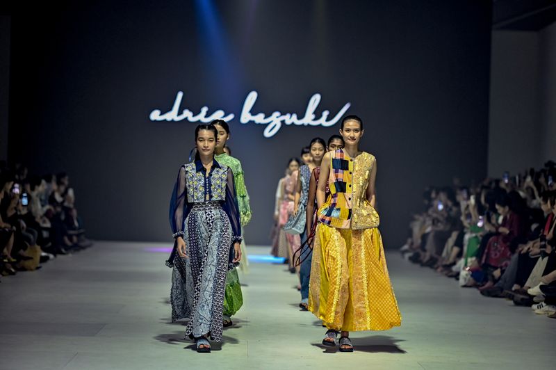 Kisah Kain di Jakarta Fashion Week 2024