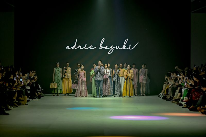 Kisah Kain di Jakarta Fashion Week 2024