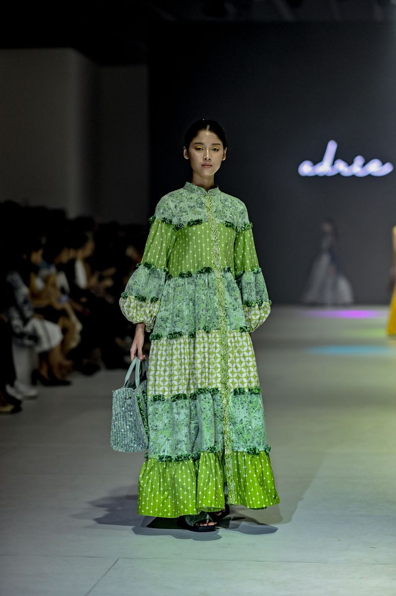 Kisah Kain di Jakarta Fashion Week 2024