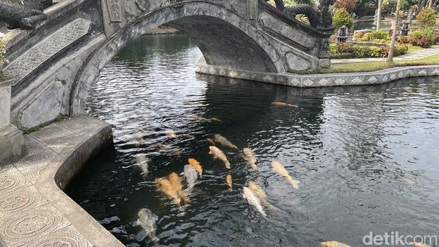 Tirta Gangga, wisata yang berada di Karangasem, Bali tak hanya menawarkan destinasi dengan pemandangan kolam air yang indah. Desain bangunannya dibuat dengan konsep heritage bak zaman dulu.