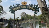 Tirta Gangga berasal dari kata tirta memiliki arti air suci, sedangkan gangga merupakan nama sungai di India yang airnya disucikan. Jadi Tirta Gangga memiliki arti air suci dari Sungai Gangga. 