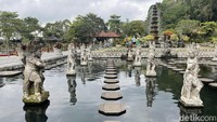 Pada 2 Januari 1948 hingga 16 September 1948, Raja Ida Anak Agung Agung Anglurah Ketut Karangasem membangun Tirta Gangga. Sejak 1970 Tirta Gangga sudah dibuka menjadi destinasi wisata dan mulai kedatangan wisatawan.