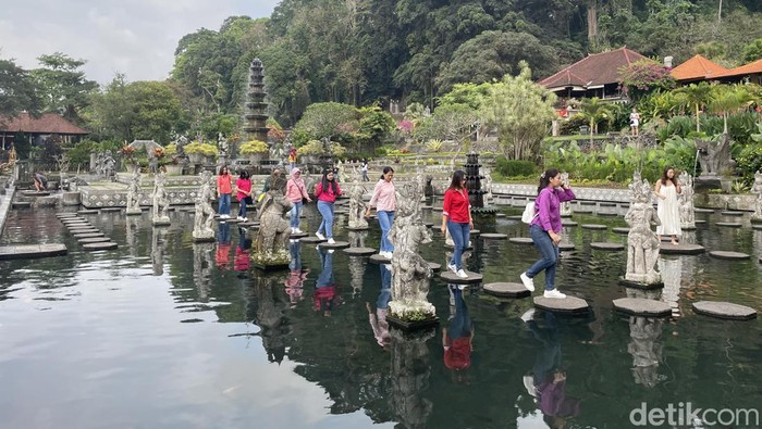 Tirta Gangga, wisata yang berada di Karangasem, Bali tak hanya menawarkan destinasi dengan pemandangan kolam air yang indah. Desain bangunannya dibuat dengan konsep heritage bak zaman dulu.