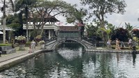 Menurut Anak Agung Made Kosalya, dahulu Raja Karangasem membangun Taman Tirta Gangga ini sebagai tempat rekreasi untuk keluarga istana. Namun, terdapat prasasti yang menyatakan bahwa Taman Tirta Gangga dibuka untuk umum. 