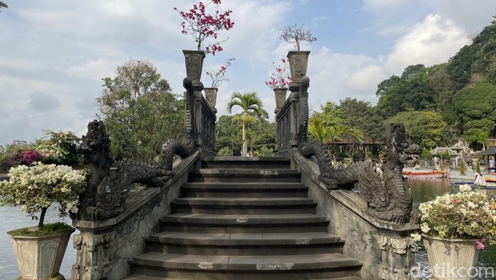Kisah Tirta Gangga, Taman Air Kerajaan Karangasem yang Dibuka untuk Umum Tirta Gangga, wisata yang berada di Karangasem, Bali tak hanya menawarkan destinasi dengan pemandangan kolam air yang indah. Desain bangunannya dibuat dengan konsep heritage bak zaman dulu.