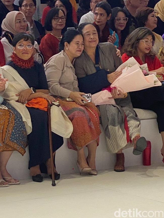 Rekaman lagu ‘Amigos Para Siempre’ yang dilantunkan duo bintang opera Sarah Brightman dan Jose Carreras menggema untuk mengiringi hormat Obin kepada penonton. Kembali ke tempat duduk, ia kemudian dirangkul erat oleh Puan. ‘Sahabat untuk selamanya’ sebagaimana makna dari lagu tersebut. (Foto: Daniel Ngantung/detikcom)