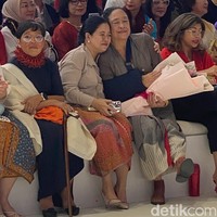 Rekaman lagu ‘Amigos Para Siempre’ yang dilantunkan duo bintang opera Sarah Brightman dan Jose Carreras menggema untuk mengiringi hormat Obin kepada penonton. Kembali ke tempat duduk, ia kemudian dirangkul erat oleh Puan. ‘Sahabat untuk selamanya’ sebagaimana makna dari lagu tersebut. (Foto: Daniel Ngantung/detikcom)