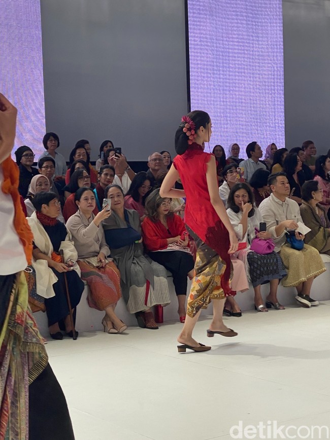 Tampilan yang menyertakan merah sebagai warna utama atau sekadar aksen cukup mendominasi. Beberapa di antaranya memikat Puan yang duduk di baris terdepan bersama Obin. Kamera ponsel siaga di tangan untuk mengabadikan busana yang mencuri atensinya. (Foto: Daniel Ngantung/detikcom)