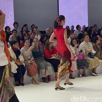 Tampilan yang menyertakan merah sebagai warna utama atau sekadar aksen cukup mendominasi. Beberapa di antaranya memikat Puan yang duduk di baris terdepan bersama Obin. Kamera ponsel siaga di tangan untuk mengabadikan busana yang mencuri atensinya. (Foto: Daniel Ngantung/detikcom)