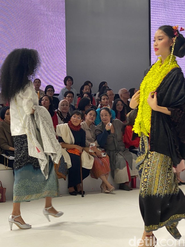 Koleksi tersebut sukses memikat Puan. Hari ini saya bisa hadir di salah satu sesi Jakarta Fashion Week yang menghadirkan karya Sang Tukang Kain, Obin… Seperti biasa, Obin selalu luar biasa…, puji Puan lewat unggahan terbarunya di Instagram. (Foto: Daniel Ngantung/detikcom)
