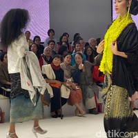 Koleksi tersebut sukses memikat Puan. Hari ini saya bisa hadir di salah satu sesi Jakarta Fashion Week yang menghadirkan karya Sang Tukang Kain, Obin… Seperti biasa, Obin selalu luar biasa…, puji Puan lewat unggahan terbarunya di Instagram. (Foto: Daniel Ngantung/detikcom)
