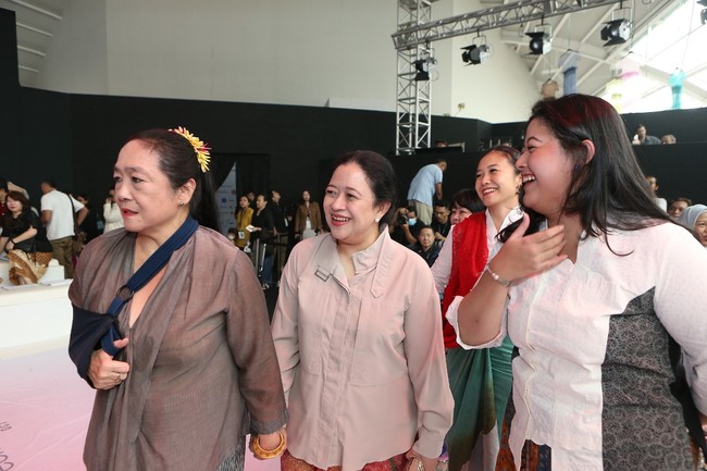 Hadir di JFW 2024, Puan datang secara khusus untuk menyaksikan koleksi kain dan kebaya terbaru persembahan Bin House. Desaienr dan pendirinya, Josephine Werratie Komara atau Obin, mendampingi Puan yang ditemani putrinya, Pinka Haprani, menuju tempat duduk. (Foto: Dok. JFW 2024)