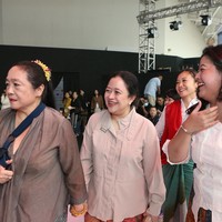 Hadir di JFW 2024, Puan datang secara khusus untuk menyaksikan koleksi kain dan kebaya terbaru persembahan Bin House. Desaienr dan pendirinya, Josephine Werratie Komara atau Obin, mendampingi Puan yang ditemani putrinya, Pinka Haprani, menuju tempat duduk. (Foto: Dok. JFW 2024)