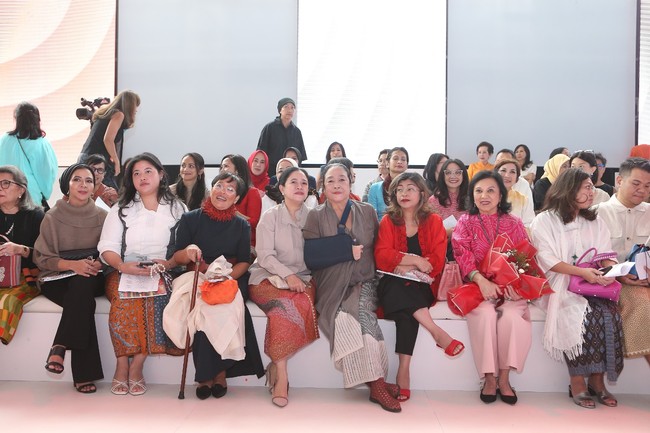 Sebagai tamu spesial, puan dan putrinya duduk di barisan terdepan (front row). Obin setia menemani Puan di sebelahnya. (Foto: Dok. JFW 2024)