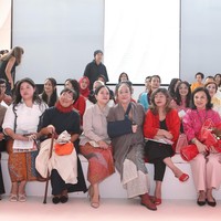 Sebagai tamu spesial, puan dan putrinya duduk di barisan terdepan (front row). Obin setia menemani Puan di sebelahnya. (Foto: Dok. JFW 2024)