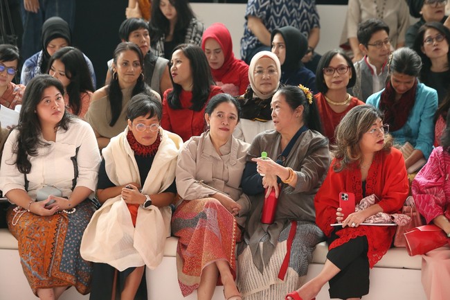 Tentu bukan seragam partai atau busana beratribut politik yang menjadi andalannya. Perempuan 50 tahun itu berbalut blouse bersiluet longgar dengan kerah bergaya sabuk yang stylish, serta kain etnik kontemporer dari Bin House. (Foto: Dok. JFW 2024)