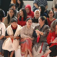 Tentu bukan seragam partai atau busana beratribut politik yang menjadi andalannya. Perempuan 50 tahun itu berbalut blouse bersiluet longgar dengan kerah bergaya sabuk yang stylish, serta kain etnik kontemporer dari Bin House. (Foto: Dok. JFW 2024)