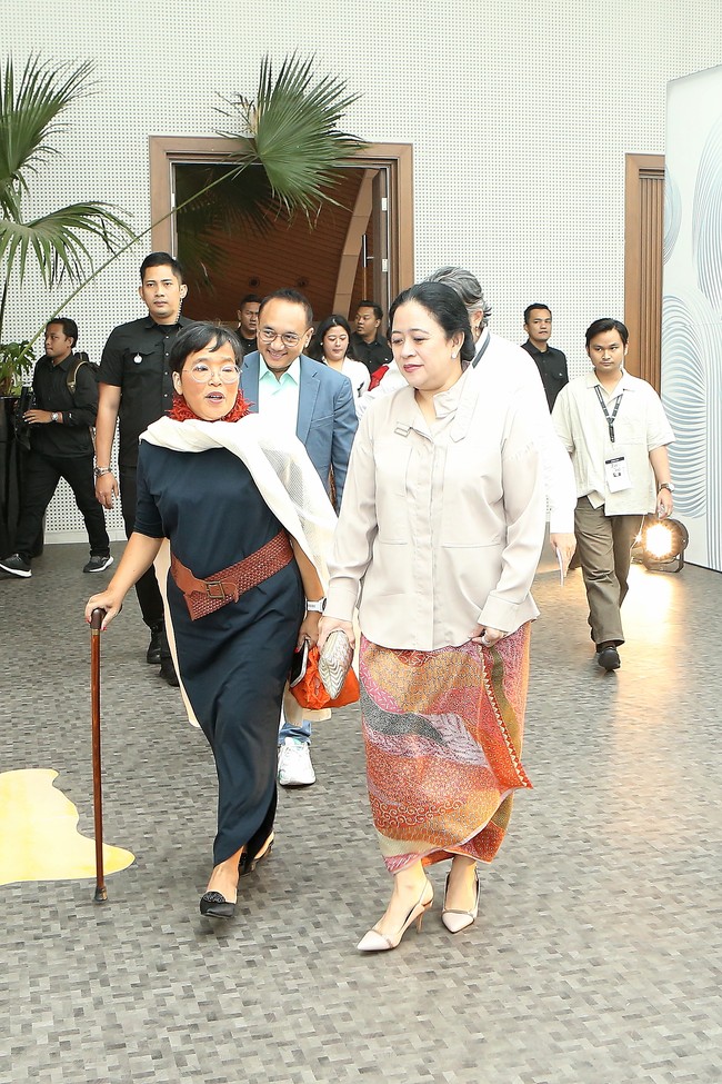 Puan Maharani rehat sejenak dari keriuhan politik jelang Pemilu Presiden 2024. Ketua Dewan Perwakilan Rakyat yang juga putri Ketua Umum PDI Perjuangan Megawati Soekarnoputri itu muncul di hari kedua Jakarta Fashion Week 2024 yang berlangsung di Pondok Indah Mall 3, Jakarta, pada Selasa (24/10/2023). (Foto: Dok. JFW 2024)
