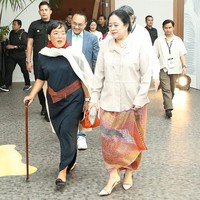 Puan Maharani rehat sejenak dari keriuhan politik jelang Pemilu Presiden 2024. Ketua Dewan Perwakilan Rakyat yang juga putri Ketua Umum PDI Perjuangan Megawati Soekarnoputri itu muncul di hari kedua Jakarta Fashion Week 2024 yang berlangsung di Pondok Indah Mall 3, Jakarta, pada Selasa (24/10/2023). (Foto: Dok. JFW 2024)