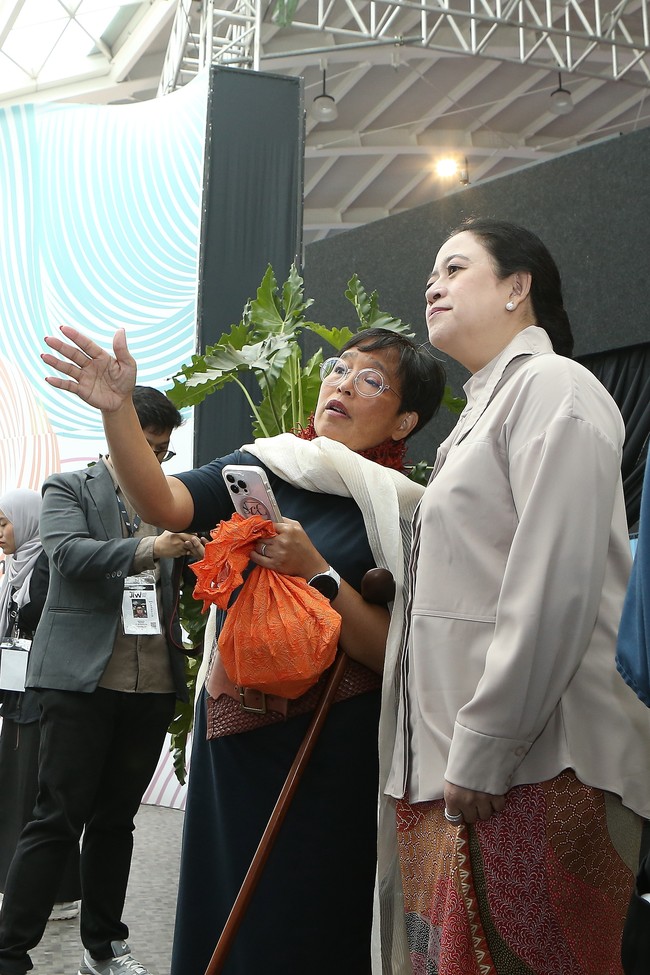 Puan disambut Svida Alisjahbana selaku CEO GCM Media Group, penyelenggara JFW 2024. Ia sempat mendengarkan penjelasan Svida tentang JFW tahun ini. (Foto: Dok. JFW 2024)