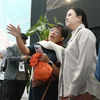 Puan disambut Svida Alisjahbana selaku CEO GCM Media Group, penyelenggara JFW 2024. Ia sempat mendengarkan penjelasan Svida tentang JFW tahun ini. (Foto: Dok. JFW 2024)