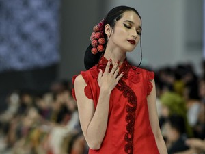 7 Inspirasi Outfit Natal Bernuansa Nusantara, Semiformal Hingga Glamor