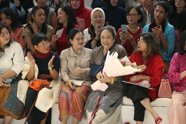 Beberapa hari sebelumnya, Puan sempat berkicau tentang kawan menjadi lawan di X (dulu Twitter). Hari ini, Rabu (25/10/2023), Prabowo resmi mendaftar ke Komisi Pemilihan Umum (KPU) sebagai bakal calon presiden dengan Gibran Rakabuming sebagai calon wakil presidennya. Mereka diusung oleh Koalisi Indonesia Maju yang tidak termasuk PDI-P di dalamnya. Adapun Gibran masih terdaftar sebagai anggota partai berlambang banteng tersebut. (Foto: Dok. JFW 2024)