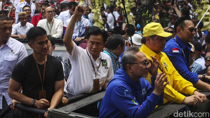 Hari ini, Prabowo dan Gibran diarak ke KPU untuk daftar capres-cawapres. Para ketua umum Koalisi Indonesia Maju (KIM) turut mengantarkan keduanya ke KPU.