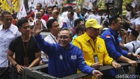 Para ketum Koalisi Indonesia Maju (KIM) ikut dalam arak-arakan dengan menaiki satu mobil.