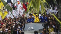 Para ketum Koalisi Indonesia Maju (KIM) juga menyapa pendukung di sepanjang jalan yang dilintasi.  